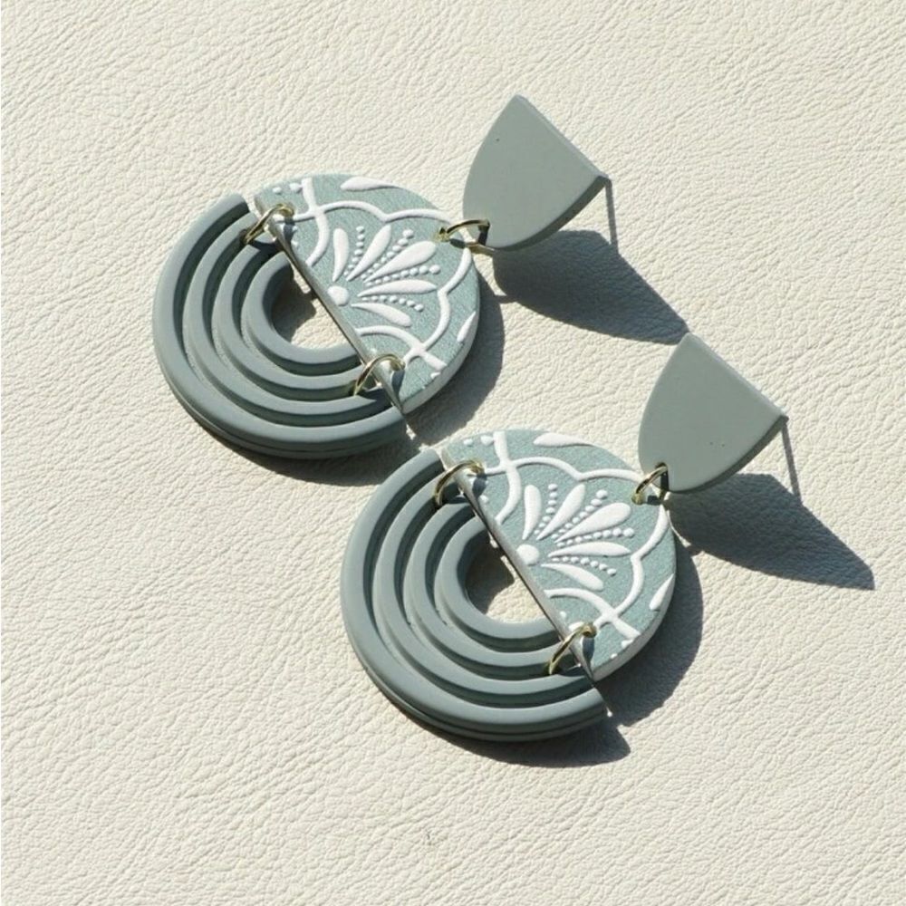 ‎Floral Pattern Round Drop Earrings - Picture 2 of 8